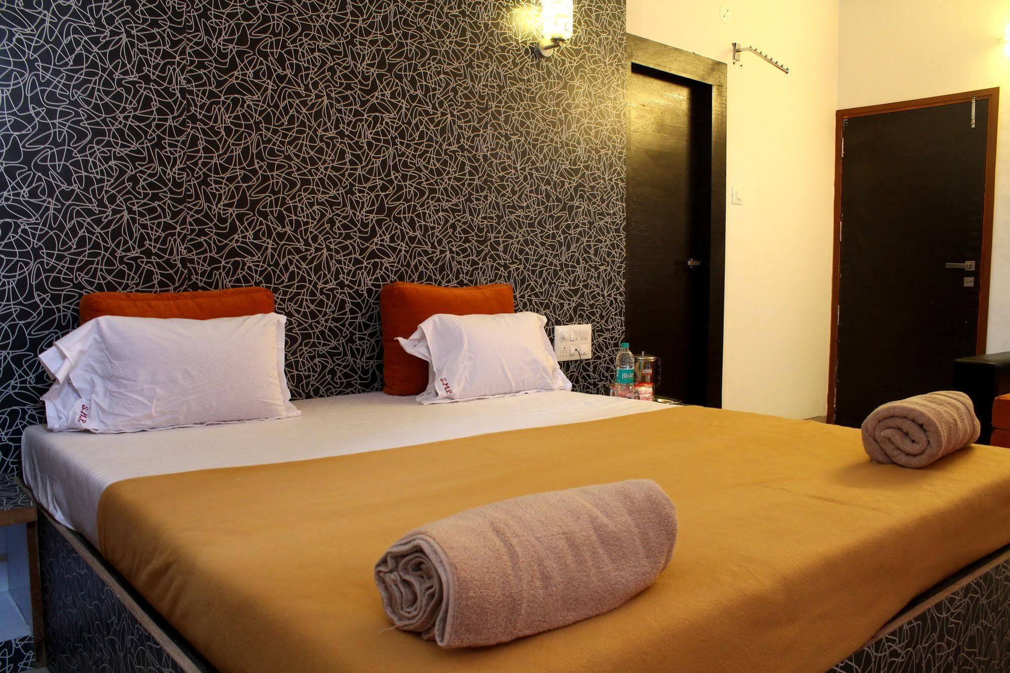 Hotel Malhar Palace Ширди Экстерьер фото