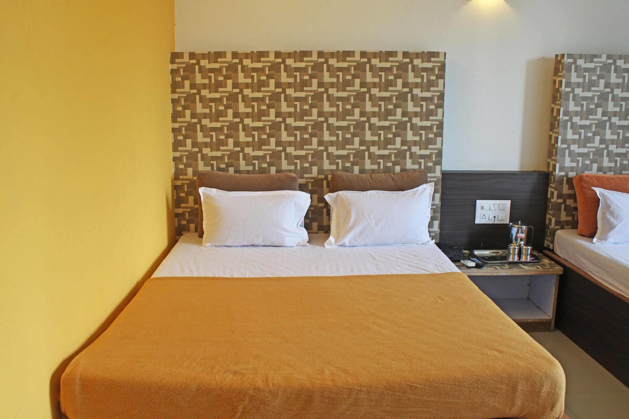 Hotel Malhar Palace Ширди Экстерьер фото