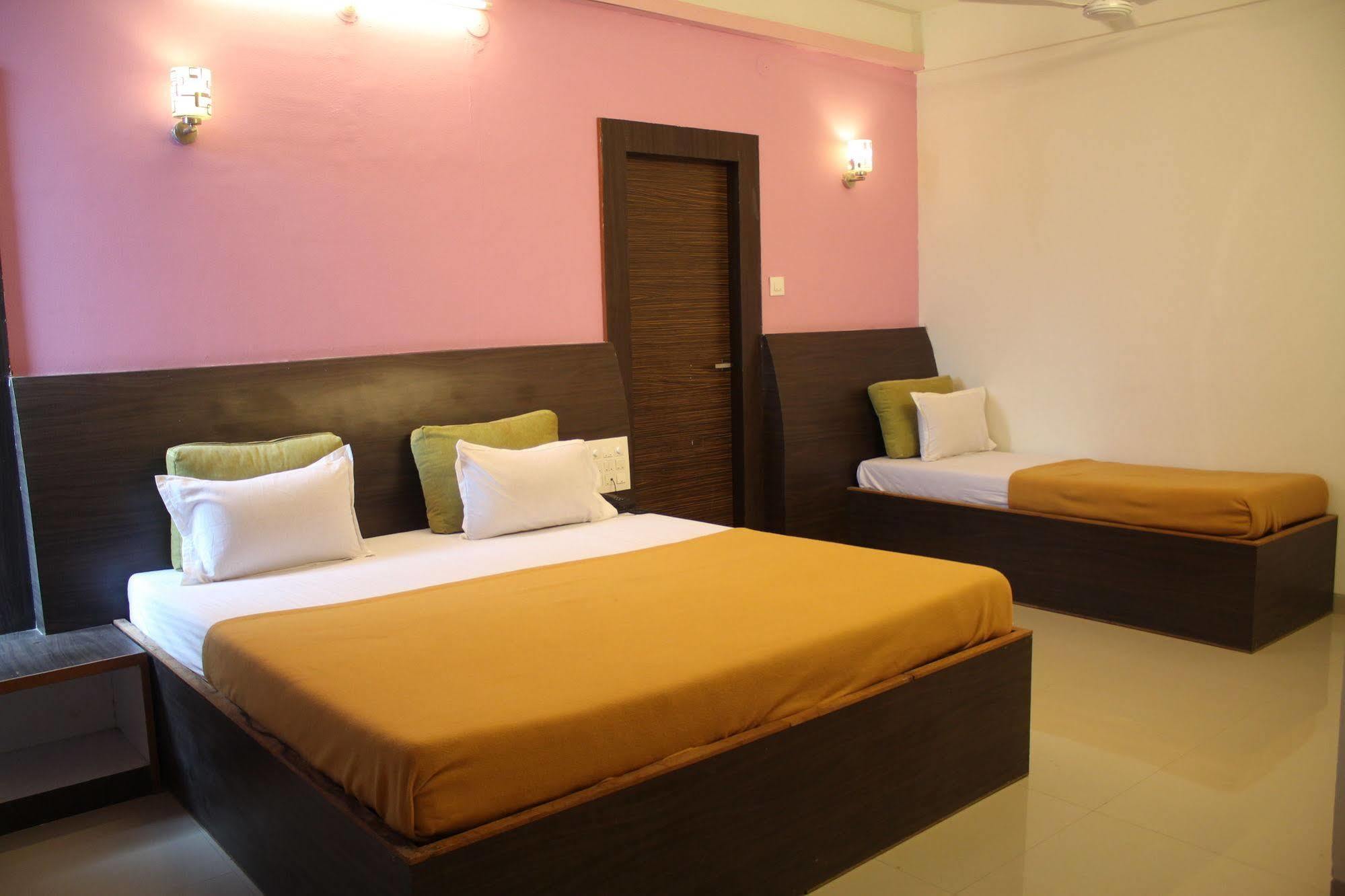 Hotel Malhar Palace Ширди Экстерьер фото