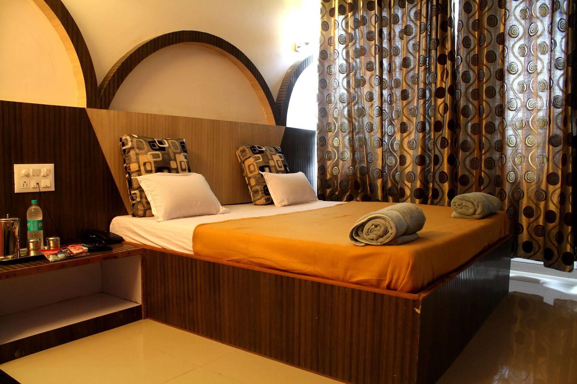 Hotel Malhar Palace Ширди Экстерьер фото