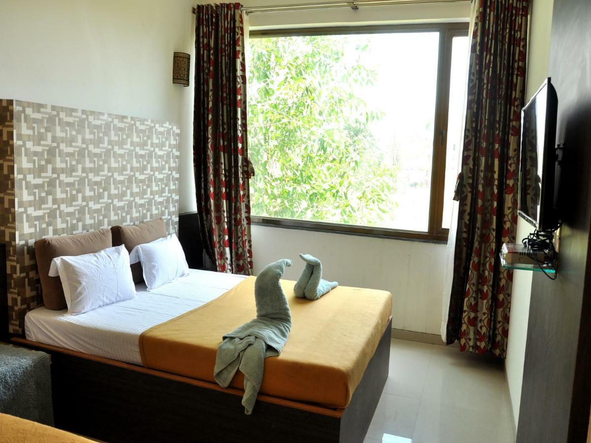 Hotel Malhar Palace Ширди Экстерьер фото